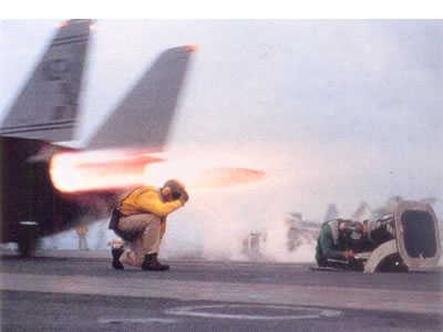 Las personas que trabajan junto a los aviones están expuestas a sonidos que superan el grado de tolerancia.